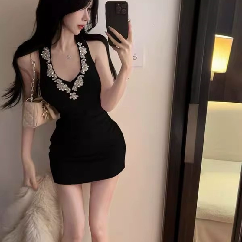 Sparkly Rhinestone Club Party Dress - เดรสสีดำเซ็กซี่แบบไหล่เดียว ดีไซน์รัดรูปพร้อมดีเทลจีบระยิบระยับ คอวีประดับเพชรระยิบระยับ ดูหรูหรา เหมาะสำหรับงานปาร์ตี้หรือไนต์คลับ ชุดเดรสยาวระดับกลางที่ดูสง่างาม